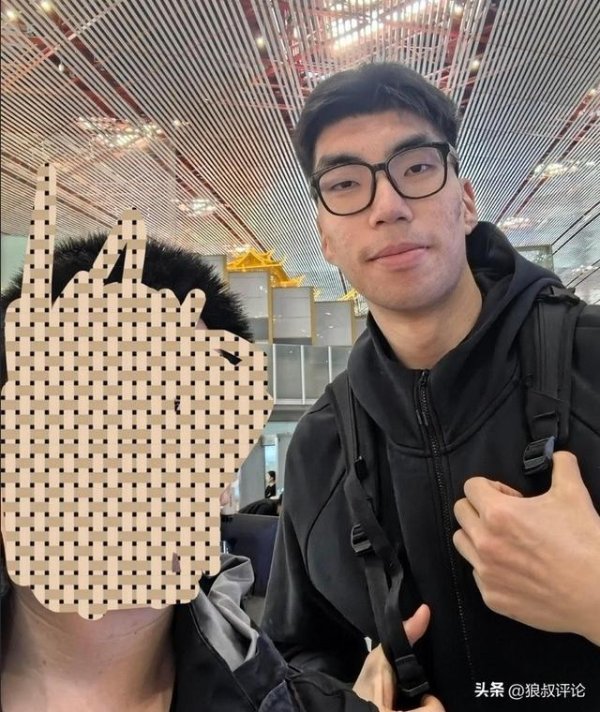 配资网app官方最新版本介绍 明天全运会首战！球迷偶遇男篮球员余嘉豪抵达北京国际机场